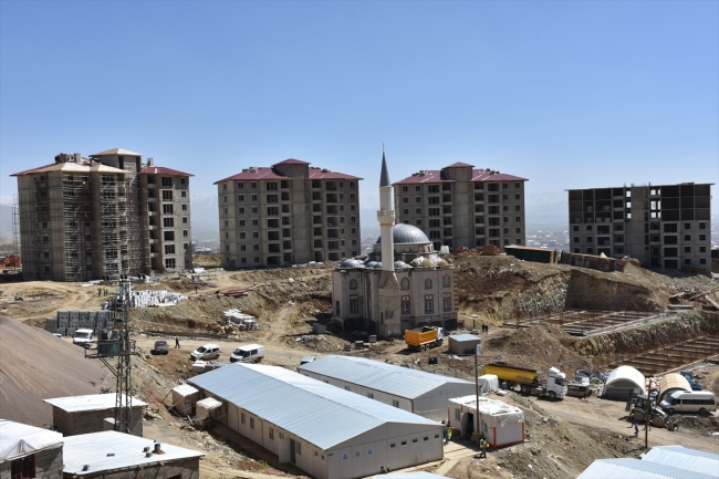 Hakkari'de terör mağdurları için konut yapımı sürüyor