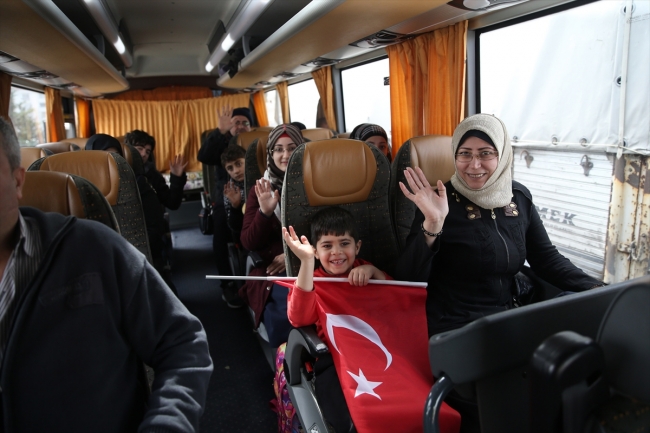 Suriyeliler, terörden arındırılan Afrin'e geri dönüyor