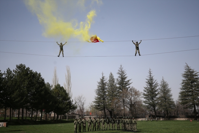 Komandolar dosta güven düşmana korku veriyor