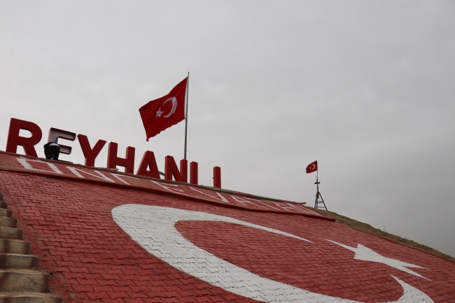 Afrin sınırındaki tepeye dev Türk bayrağı