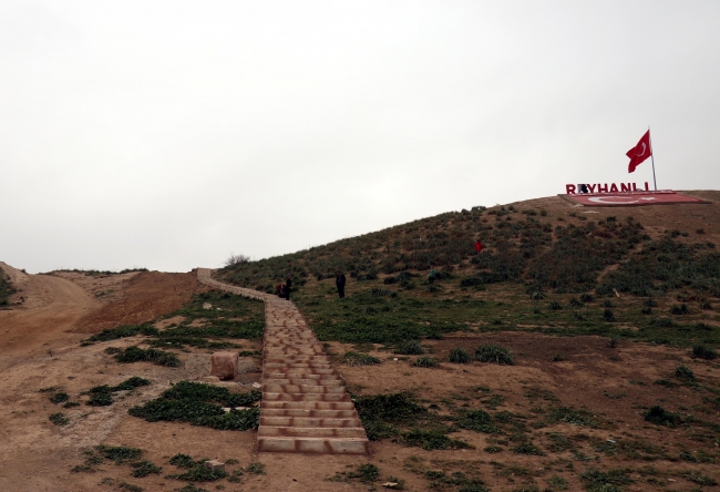 Afrin sınırındaki tepeye dev Türk bayrağı