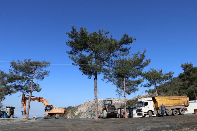 Teröristler taş ocağındaki iş makinesini yakıp araç çaldı