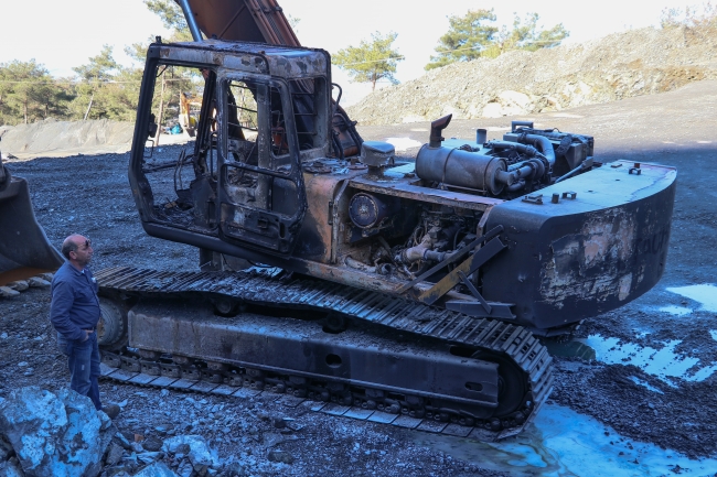 Teröristler taş ocağındaki iş makinesini yakıp araç çaldı