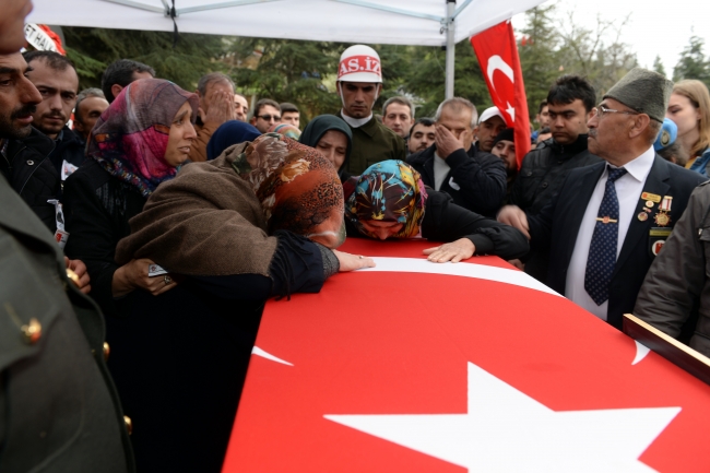 Şehit Necmettin Yiğit'i binlerce insan son yolculuğuna uğurladı