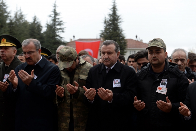 Şehit Necmettin Yiğit'i binlerce insan son yolculuğuna uğurladı