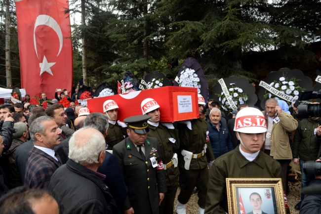Şehit Necmettin Yiğit'i binlerce insan son yolculuğuna uğurladı