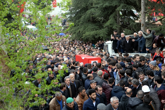 Şehit Necmettin Yiğit'i binlerce insan son yolculuğuna uğurladı