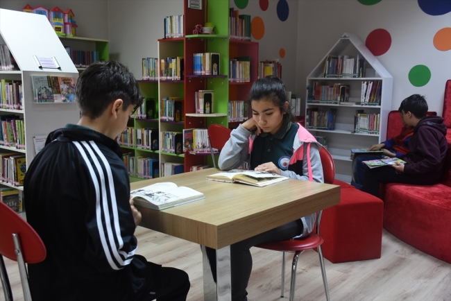 3 bin nüfuslu ilçeye 33 bin kitaplı kütüphane