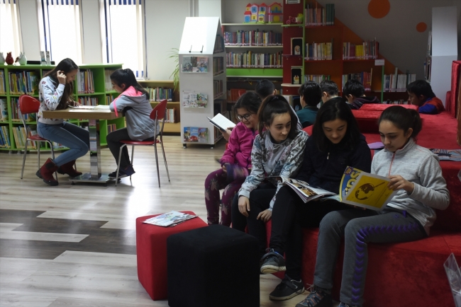 3 bin nüfuslu ilçeye 33 bin kitaplı kütüphane