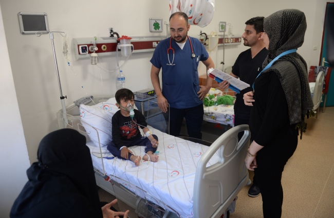 Afrinli çocuğun yardımına Türk doktorları koştu