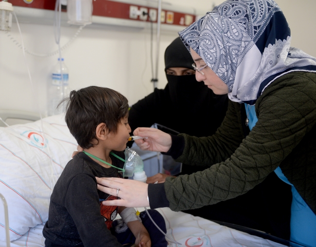 Afrinli çocuğun yardımına Türk doktorları koştu