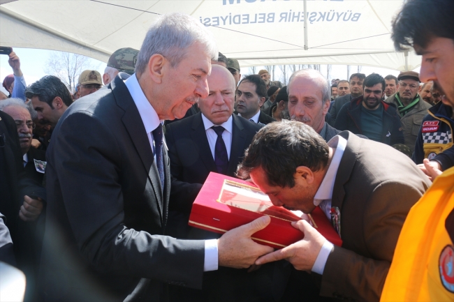 Şehit UMKE görevlisi Burak Tatar'ı Erzurum'da binlerce kişi uğurladı