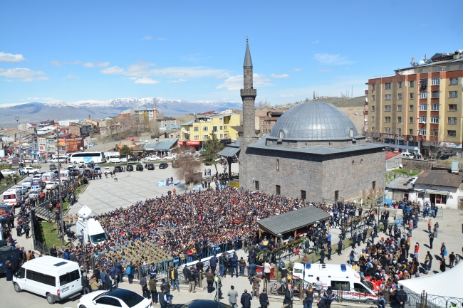 Şehit UMKE görevlisi Burak Tatar'ı Erzurum'da binlerce kişi uğurladı