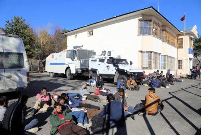 Ülkelerindeki terör ve işsizlikten Türkiye'ye kaçıyorlar
