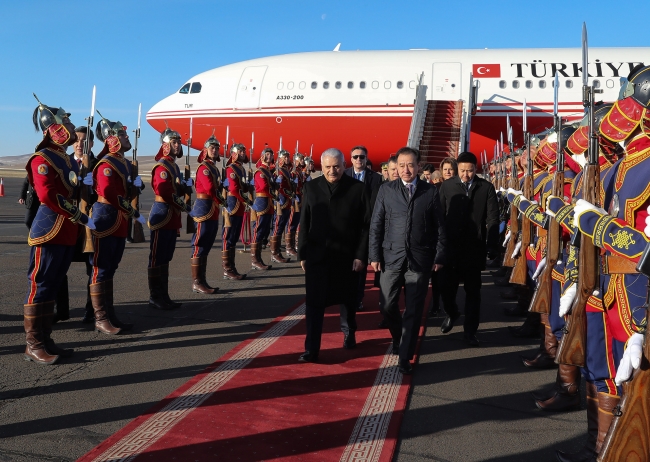 Başbakan Yıldırım, Moğolistan'da resmi törenle karşılandı