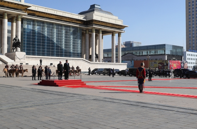 Başbakan Yıldırım, Moğolistan'da resmi törenle karşılandı
