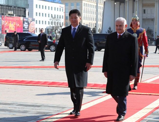 Başbakan Yıldırım, Moğolistan'da resmi törenle karşılandı