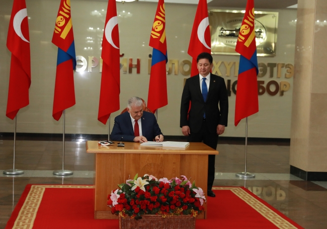 Başbakan Yıldırım, Moğolistan'da resmi törenle karşılandı