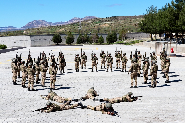 Kahraman komandolar, vatan savunması için hazır kıta bekliyor