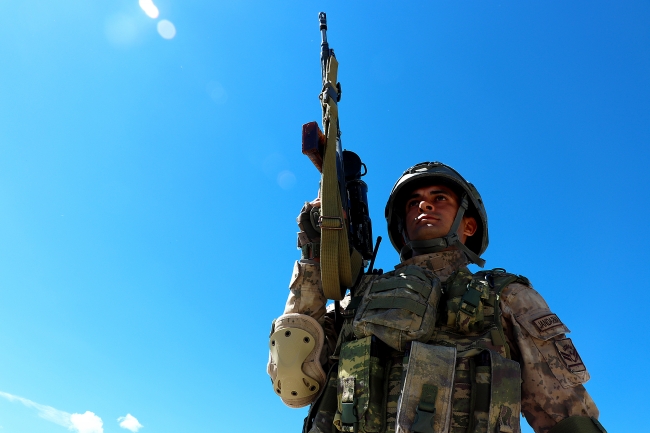 Kahraman komandolar, vatan savunması için hazır kıta bekliyor
