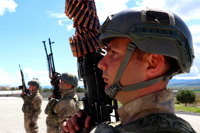 Kahraman komandolar, vatan savunması için hazır kıta bekliyor