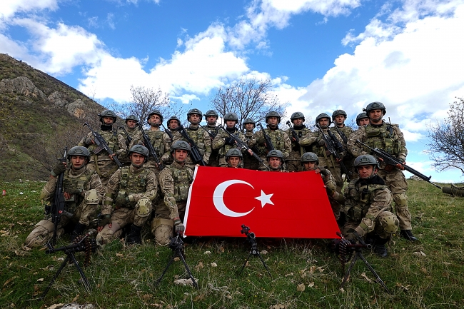Kahraman komandolar, vatan savunması için hazır kıta bekliyor