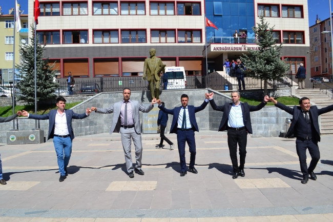 Taşeron işçiler kadroyu davul zurnayla kutladı