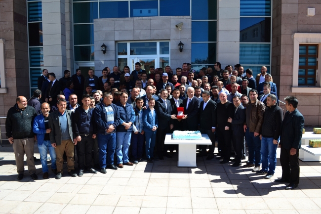 Taşeron işçiler kadroyu davul zurnayla kutladı