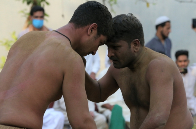 Pakistan'ın geleneksel kum güreşleri yoğun ilgi görüyor