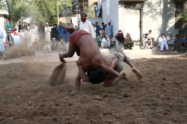 Pakistan'ın geleneksel kum güreşleri yoğun ilgi görüyor
