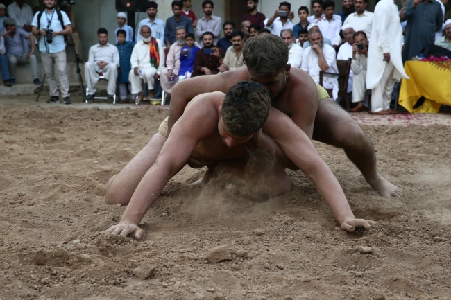 Pakistan'ın geleneksel kum güreşleri yoğun ilgi görüyor