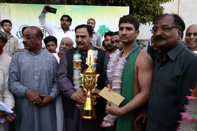 Pakistan'ın geleneksel kum güreşleri yoğun ilgi görüyor