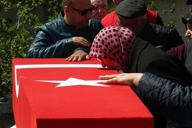 Hakkari şehitlerini binlerce insan son yolculuğuna uğurladı