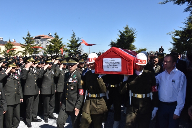 Hakkari şehitlerini binlerce insan son yolculuğuna uğurladı