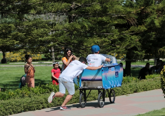 Adana'da üniversite öğrencileri atıklardan araba yaptı