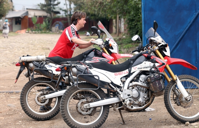 Gezgin çift Afrika'yı motosikletle dolaşıyor