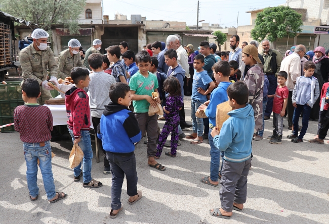 Cinderes halkının sıcak ekmekleri Mehmetçik'ten