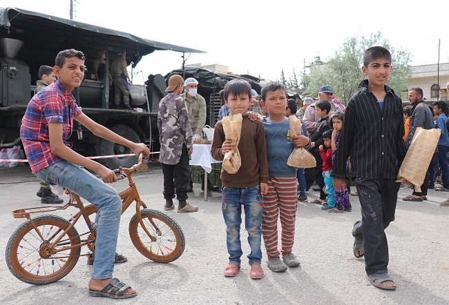 Cinderes halkının sıcak ekmekleri Mehmetçik'ten