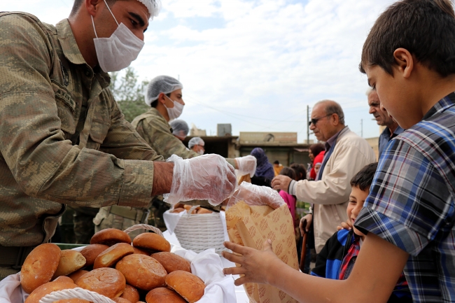 Cinderes halkının sıcak ekmekleri Mehmetçik'ten