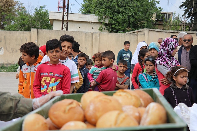 Cinderes halkının sıcak ekmekleri Mehmetçik'ten