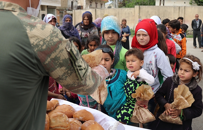 Cinderes halkının sıcak ekmekleri Mehmetçik'ten