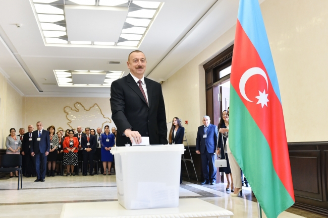 Azerbaycan'da İlham Aliyev yeniden Cumhurbaşkanı