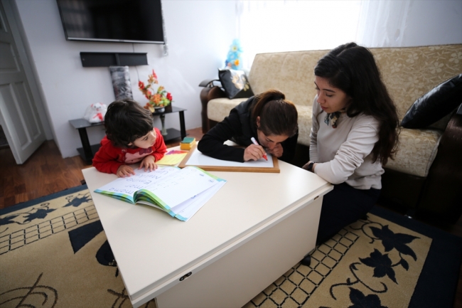 Görme engeline rağmen okuma yazma öğreniyor