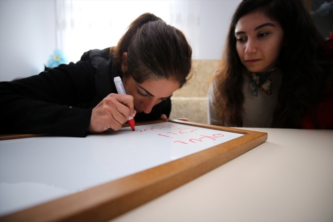 Görme engeline rağmen okuma yazma öğreniyor