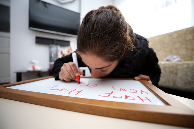 Görme engeline rağmen okuma yazma öğreniyor