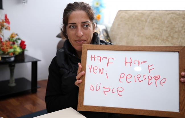 Görme engeline rağmen okuma yazma öğreniyor