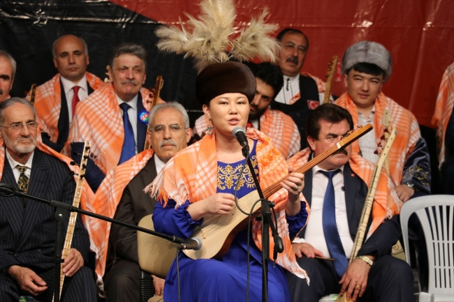 Denizli'de aşıklar sazlarıyla bir geleneği yaşattı