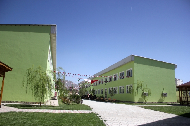 Türkiye, Kabil'de hurda deposunu okula dönüştürdü