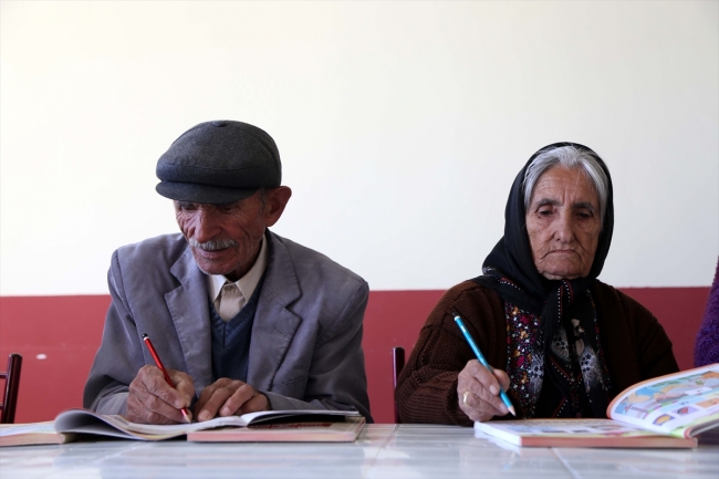 50 yaşındaki Servet Ölmez, anne ve babasıyla okuma yazma öğreniyor