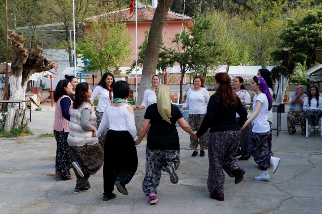 Önce tarlaya sonra folklor kursuna gidiyorlar